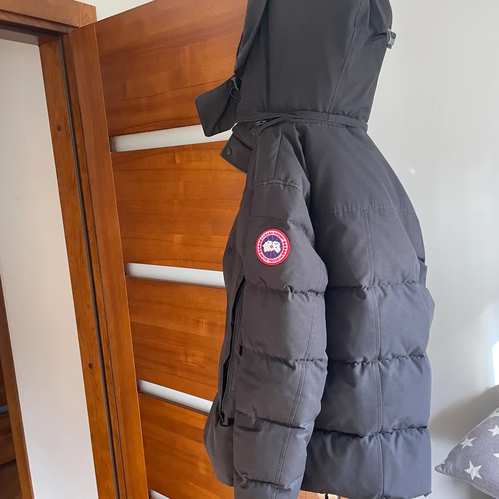 Säljer nu min Canada Goose Wyndham Parka i storlek M.  Jackan är i bra skick och perfekt för vintern. Finns spår av användning, men inget som stör eller märks särkilt mycket när jackan är på. Medföljer även Kvitto om så önskas!. Jackor.