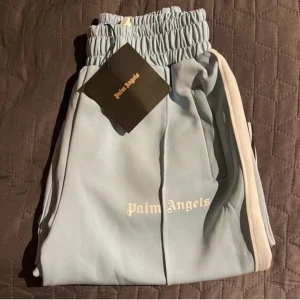 Palm angels shorts baby blue - Nytt skicka aldrig andvända Säljer för de är för stora Pris kan diskuteras och kan byta ut om det är nått snyggt 