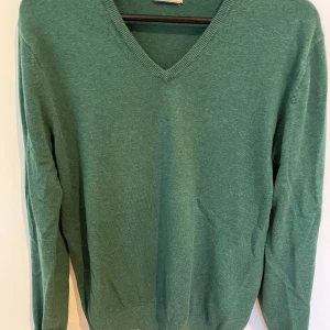 Grön pullover - Grön pullover från Riley Storlek S men sitter men stor i storleken