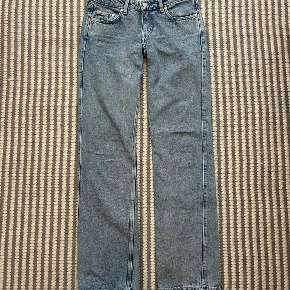 Säljer dessa ljusblåa arrow low straight jeans från weekday i storlek 26/34, då de inte kommer till användning längre 💕Skulle inte säga att det finns några synliga defekter💗. Jeans & Byxor.