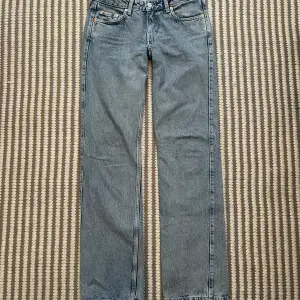 Säljer dessa ljusblåa arrow low straight jeans från weekday i storlek 26/34, då de inte kommer till användning längre 💕Skulle inte säga att det finns några synliga defekter💗