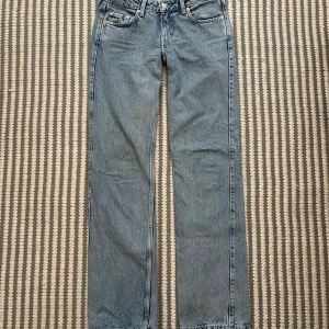 Arrow low jeans - Säljer dessa ljusblåa arrow low straight jeans från weekday i storlek 26/34, då de inte kommer till användning längre 💕Skulle inte säga att det finns några synliga defekter💗