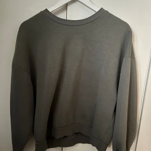 Grå sweatshirt  - Säljer den här sweatshirt från Gina🩷