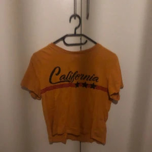 Kort T-shirt ⭐️ - Säljer denna korta T-shirt i storlek M 💗⭐️