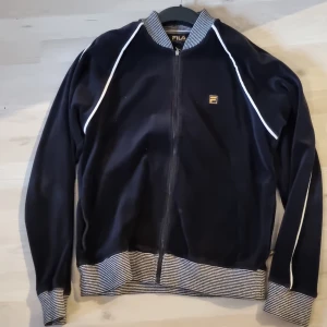 Retro Fila tröja  - Cool gammal fila tröja. Ganska bra använt skick. 