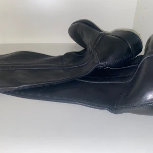 Svarta boots - Ett par svarta herr boots från Zara. Jätte bra skick, knappast använda. Sitter ett pris klistermärke under.