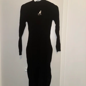 Kangol klänning - Kangol klänning med slits storlek S. Knappt använd mycket bra skick.