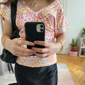 Blommig t-shirt - Fin blommig t-shirt som jag thrifta, den kommer tyvärr inte till användning så därför säljer jag den 