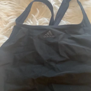 Adidas baddräkt  - har använt den en gång storleken passa inte riktigt