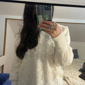 Vit tröja - Fin tröja från .object som jag säljer då den inte är min stil längre! Använt tre gånger och har inga defekter❤️ pris kan alltid diskuteras
