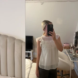 Vit blus - Säljer nu den här blusen från vero moda som är i storlek XS. Har endast använt den en gång. Köptes för 350kr säljer för 140kr.
