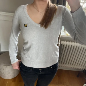 Stickad tröja - Grå, V-ringad figursydd stickad tröja i mycket bra skick. Plagget är i storlek Xs men passar mig som brukar ha S. Skriv för fler bilder💕