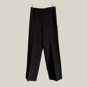 Kostymbyxor  - Kostymbyxor från NAKD. Stretchiga och med pressveck. Dragkedja i sidan. Nyskick!