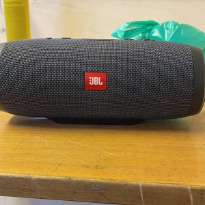 JBL CHARGE ESSENTIAL högtalare  - den är i bra skick använd ett par gånger. Värd cirka 1500