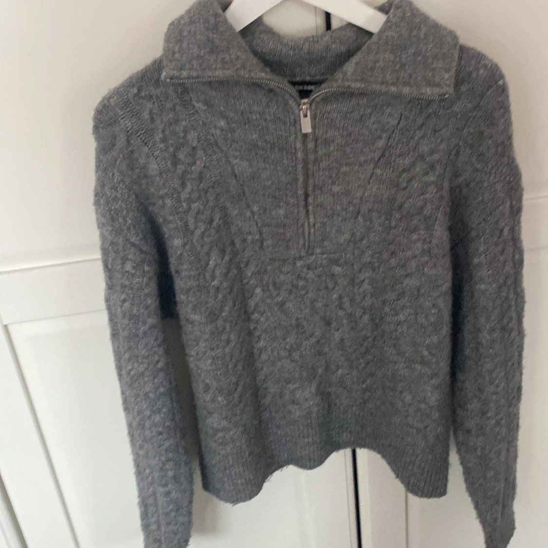 Grå stickad tröja 