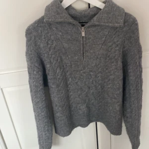 Grå stickad tröja  - Grå stickad tröja ifrån bikbok dom ör jättemysig. Jättefint skick🌸