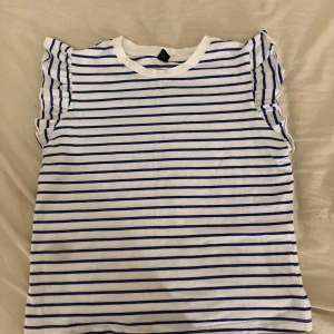 T-shirt - Fin vår/sommar ”t-shirt”, korta ärmar, köpt från Shein, använd 3-4 ggr, på kameran ser det ut som att det är en mörk fläck i vänster hörn men det är bara mobil kameran❤️ nypris 80kr🥰