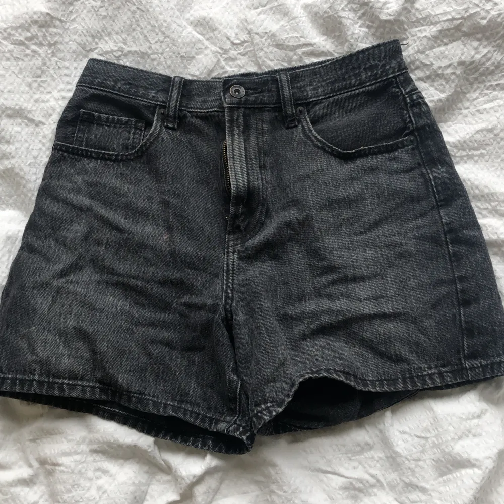 Säljer ett par svarta shorts from uniqlo för att de inte har kommit till användning. Köptes i Maj förra året och använts ett fåtal gånger efter det, priset går att ändras. Shorts.