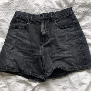 Säljer ett par svarta shorts from uniqlo för att de inte har kommit till användning. Köptes i Maj förra året och använts ett fåtal gånger efter det, priset går att ändras