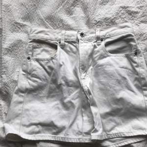 Säljer ett par vita shorts från uniqlo, köpta i Maj förra året men används 1-2 gånger efter det