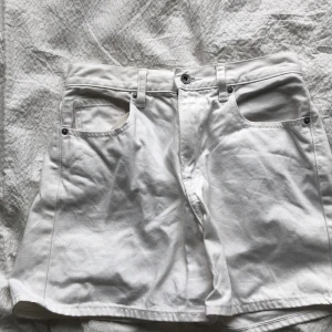 Vita shorts - Säljer ett par vita shorts från uniqlo, köpta i Maj förra året men används 1-2 gånger efter det