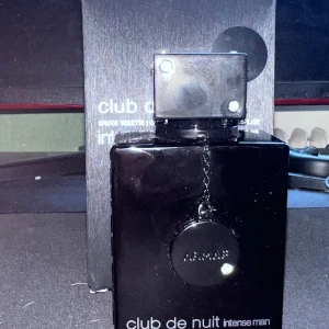 Club de nuit intense man edt - Den perfekt creed aventus clonen. Maskulin, lite fruktig, fräsch och har en bra mängd med citrus. 104/105ml kvar. Sprutad ca 10-12 gånger. Nypris 394kr + 49kr frakt.