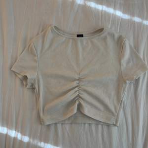 vit kort ribbad tshirt/topp med en liten detalj på framsidan🌸