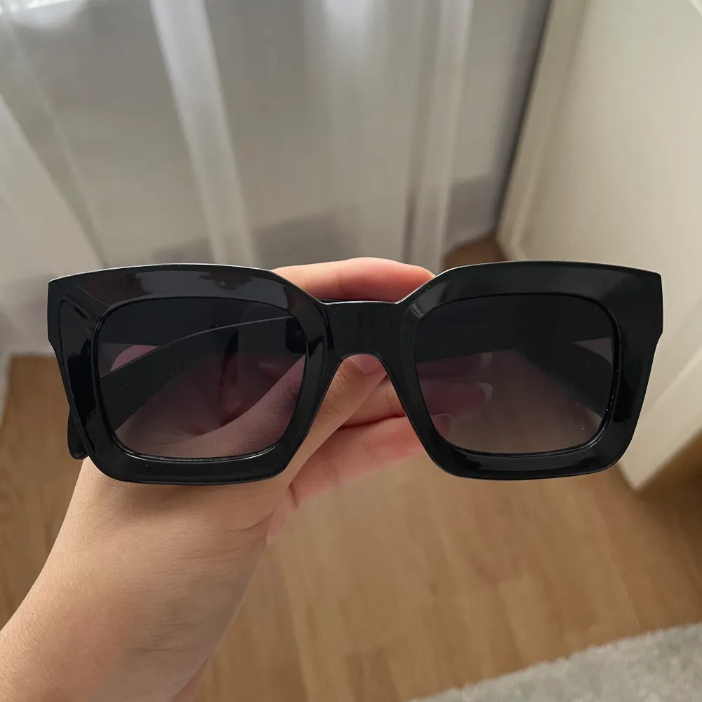 Säljer dessa solglasögon från asos då de inte används! tror inte att de går att köpa längre💓. Accessoarer.