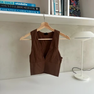 Urban outfitters topp - Fin ribbad topp från Urban outfitters Har ett litet hål på sidan men lätt att sy