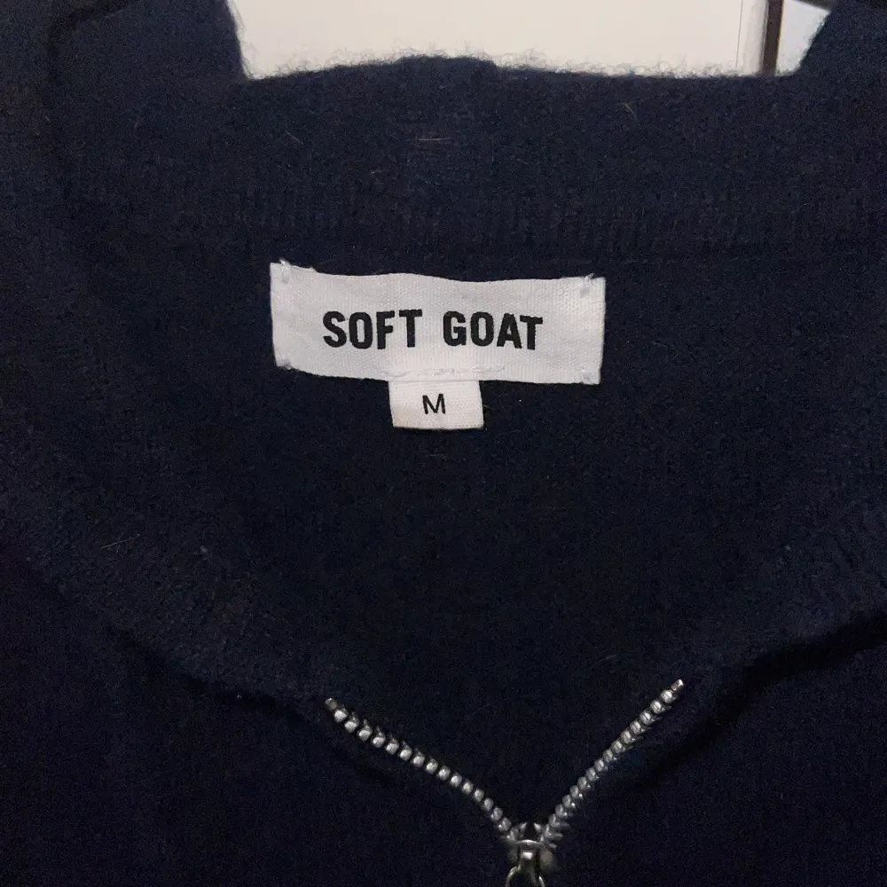 Felfri zip hoodie från soft goat! Fick den i present för nån månad sedan men den var i fel storlek så har inte kunnat använda den så mycket❤️ Nypris 2 495kr!❤️ pris kan diskuteras. Tröjor & Koftor.