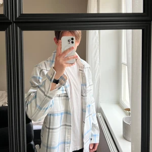 Overshirt  - Rutig overshirt från H&M. Storlek M. Väldigt sparsamt använd.