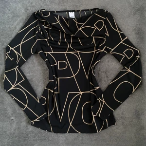 Långärmad top, Stl S - Alldrig använd o i mycket bra skick. Storlek S köpt på MQ. Det är okej att be om fler bilder och att ge prisförslag💕   