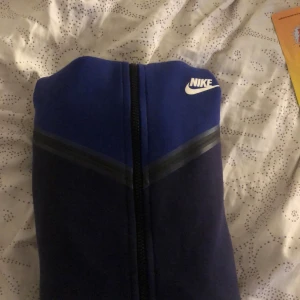 💙 blå Nike tech fleece 💙 - Blå Nike tech som e inköpt för nypris i december 2022. Användes flitigt under en kort period men har nu inte använt den på ca 1 år. Inga defekter eller skador, som ny🫶🏼 Är själv en s/m och sitter bra på mig 