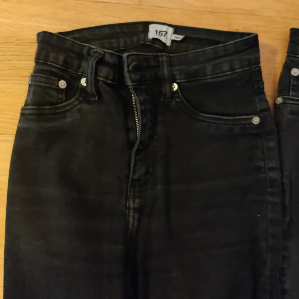 Svarta och mörkblå jeans från Lager 157, strl S.  Sparsamt använda.. Jeans & Byxor.