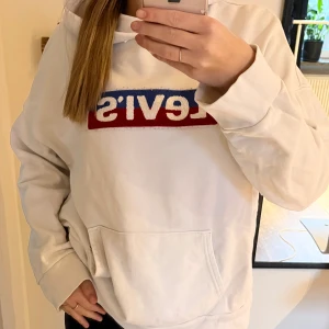 Levis hoodie - Levis hoodie, strl xs men oversize så passar upp till m. Använd men inga fel på. 70kr plus frakt 