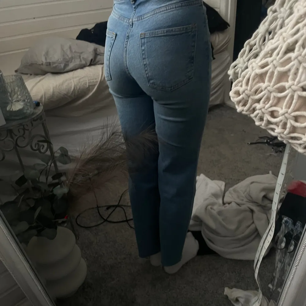 Blå jeans från hm i storlek 34. Jeans & Byxor.