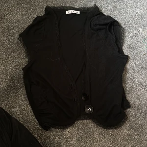 Tröja - Cool tröja från vila med korta ärmar och spets🧡