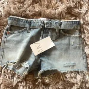 Jätte fina jeans shorts från Zara som är uppvikta❣️ jätte bra skick och är aldrig anspända jag säljer pågrund av att dem är förstora. Som man ser är pris lappen fortfarande på❣️ ord pris är 250,95kr ❤️
