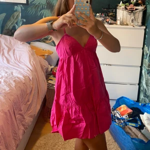 Söt sommarklänning  - Rosa klänning med fina knytningar på ryggen.  Använd en gång.  