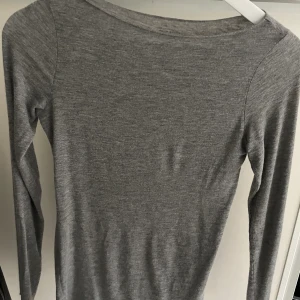 Tröja - Grå kashmir tröja från intimissi, jättebra skick och nästan helt ny!