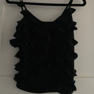 Svart volang topp - Svart volangtopp. I bra skick då den är använd få gånger. Passar som XS-S
