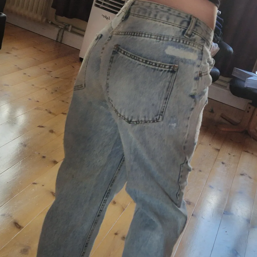 Superfina jeans från pull&bear storlek 38/M från deras denim collection. Inga defekter. Modellen är straight/mom jeans. Säljer då de är för stora för mig. . Jeans & Byxor.