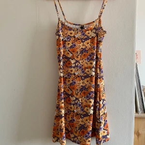 Blommig klänning.  - Blommig klänning för sommaren i bra skick!