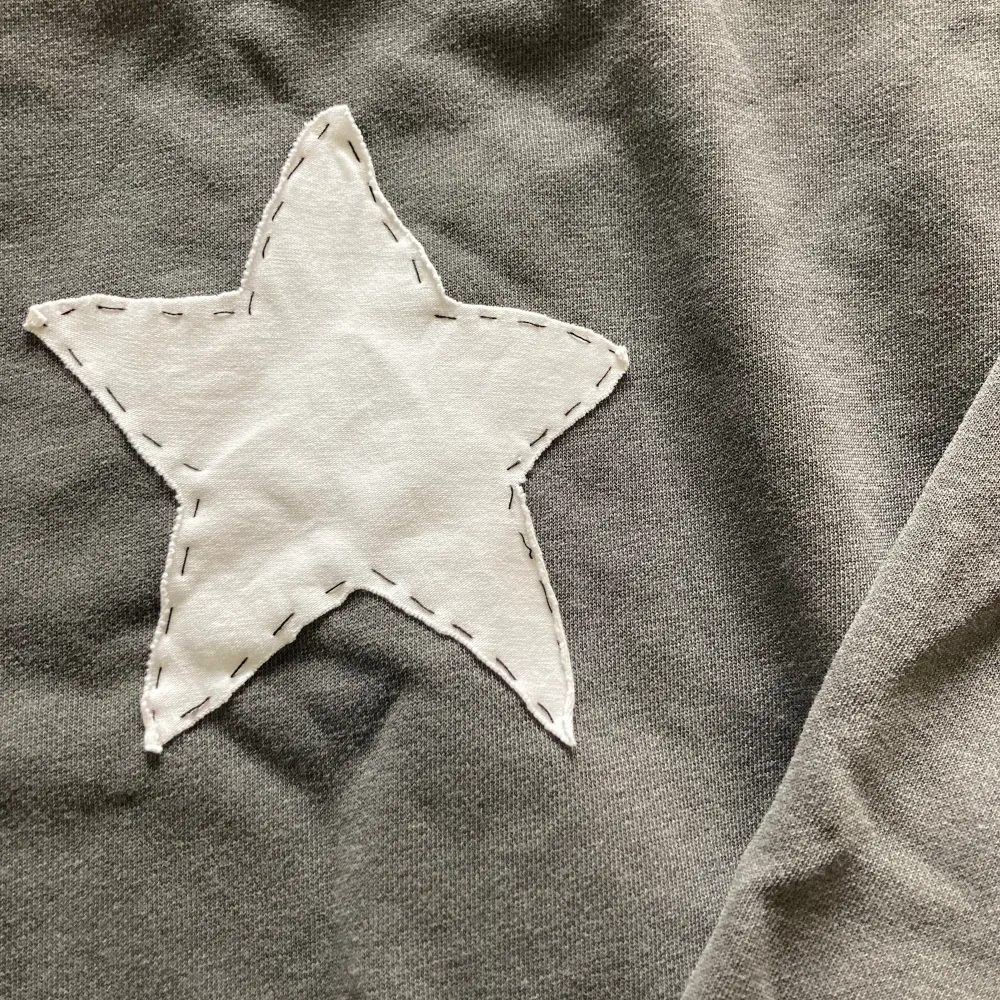 Mysig grå ollage tröja med en stjärna på. Bra skick men kommer inte till användning! Jag har sytt på stjärnan själv så om man inte vill ha den så är den lätt att sprätta bort🫶🏼 Oversized. Tröjor & Koftor.