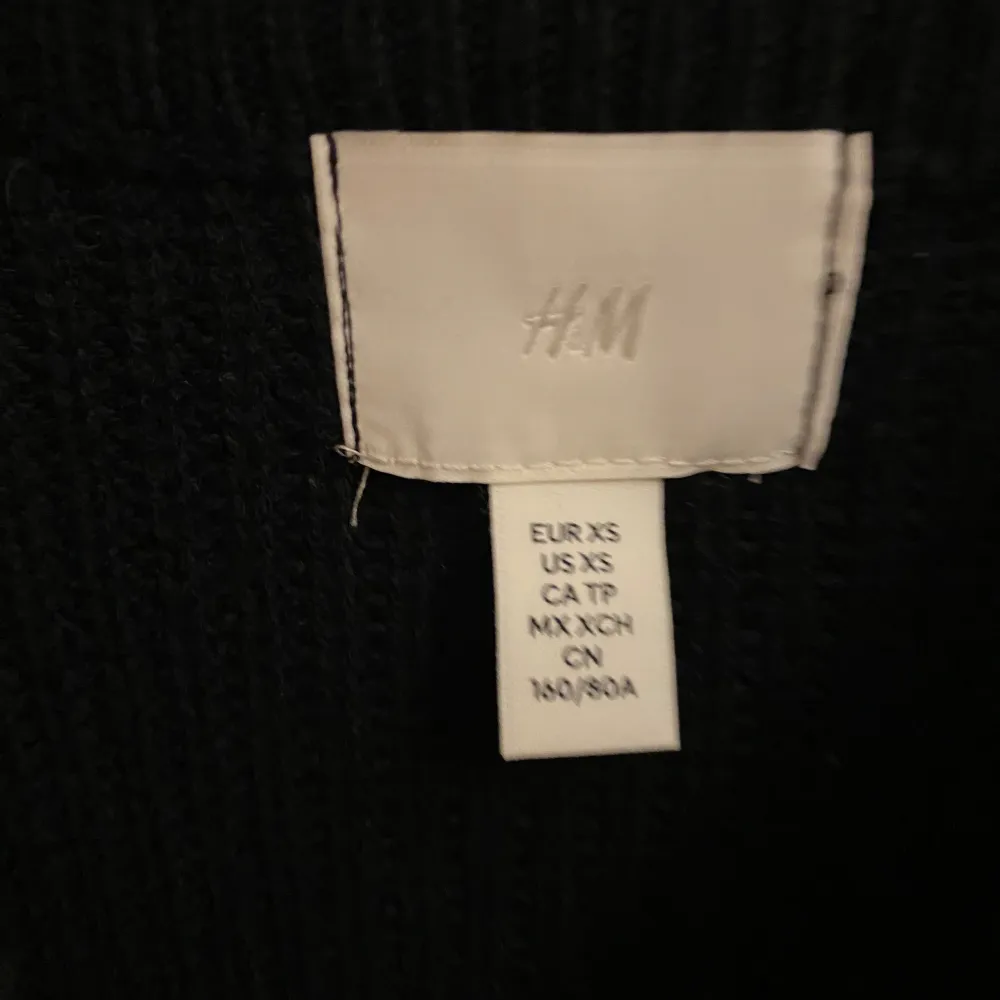 Stickad tröja från h&m  Använd ungefär 2 ggr Köptes för 249kr Säljer p.g.a den är för lång i ärmarna💕 Hör gärna av er om ni är intresserade💕. Tröjor & Koftor.