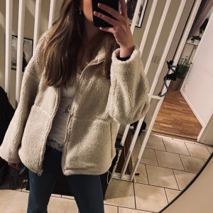 Teddy jacka - Säljer denna Teddy jacka i storlek S. Den har Inga defekter.