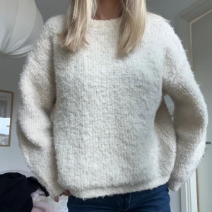 Stickad tröja - Säljer denna superfina stickade tröjan inteddyliknande material från Gina☺️superfint skick då den knappt är använd
