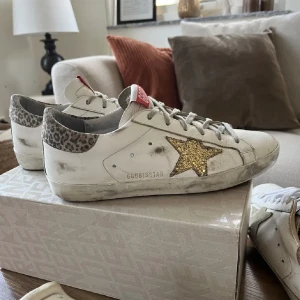 Golden goose  - Säljer dessa pågrund av att dom är förstora så har ej kunnat använda dem så mycket men dem är skit snygga och passar till mycket kartong ingår pris kan diskuteras 