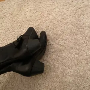 Skitsnygga låga boots, aldrig använda, har en vintege look som gör dom lite mer unika, klack ca 4 cm