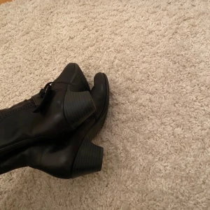 Låga boots - Skitsnygga låga boots, aldrig använda, har en vintege look som gör dom lite mer unika, klack ca 4 cm